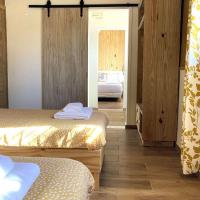 Chambre 2 lits simples donant sur la salle a manger et la salle de bain