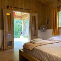 Grande chambre confortable lit queen vue jardin entree privative