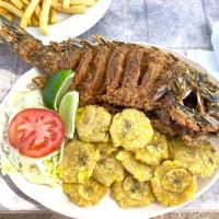 Pescado frito comida rica dominicana