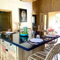 Repas sur l ilot central avec superbe vue jardin