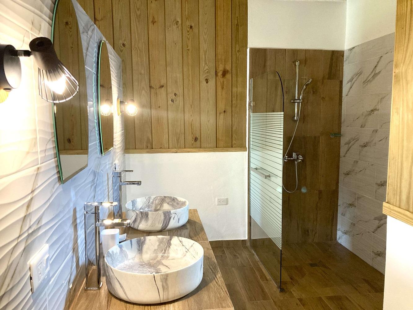Salle de bain spacieuse et moderne avec douche italienne chambre principale