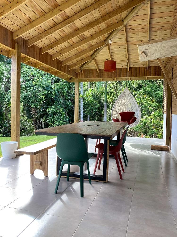 Terrasse spacieuse avec vue sur jardin tropical detente repos et nature